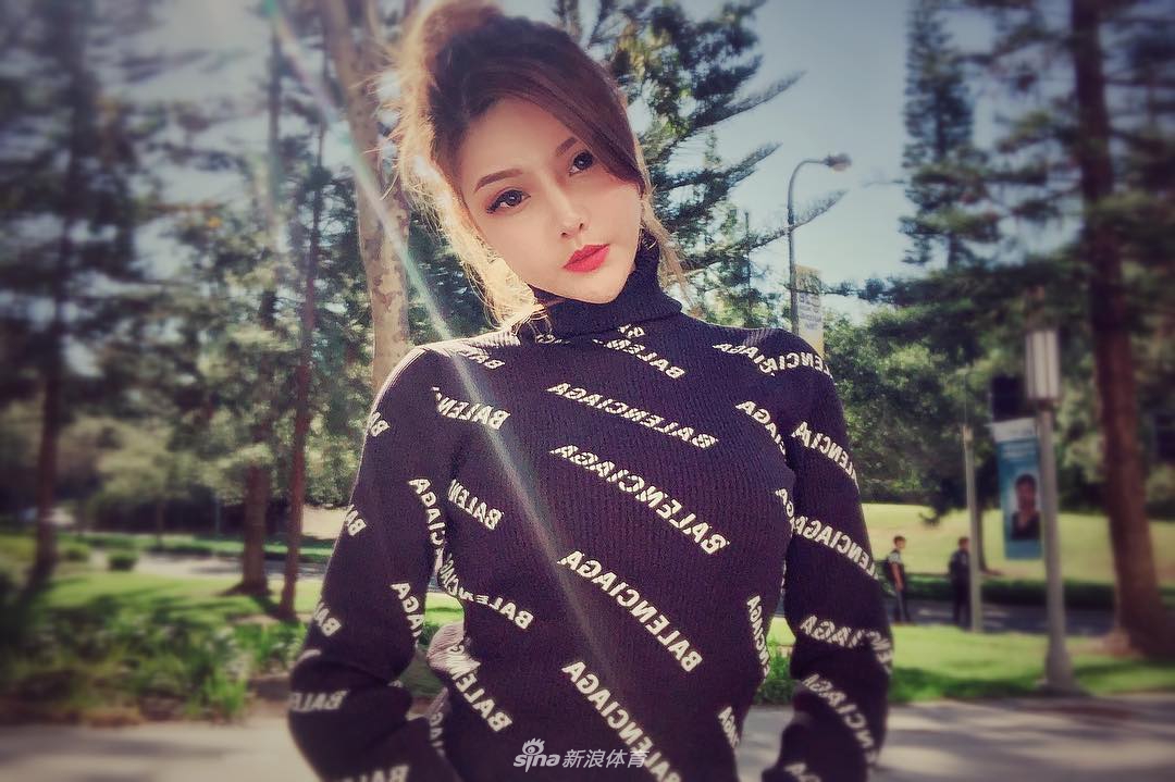 喜欢篮球的女孩颜值都不低 想跟她一起看球