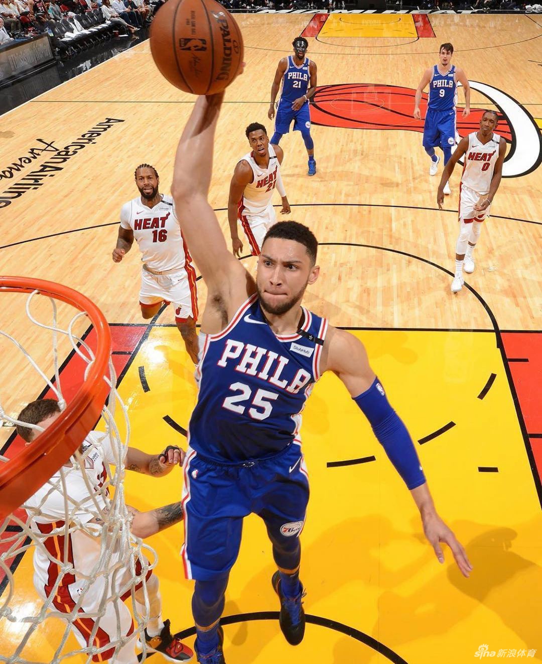 单臂劈扣欣赏:乔丹科比潇洒飞翔 詹姆斯大风车