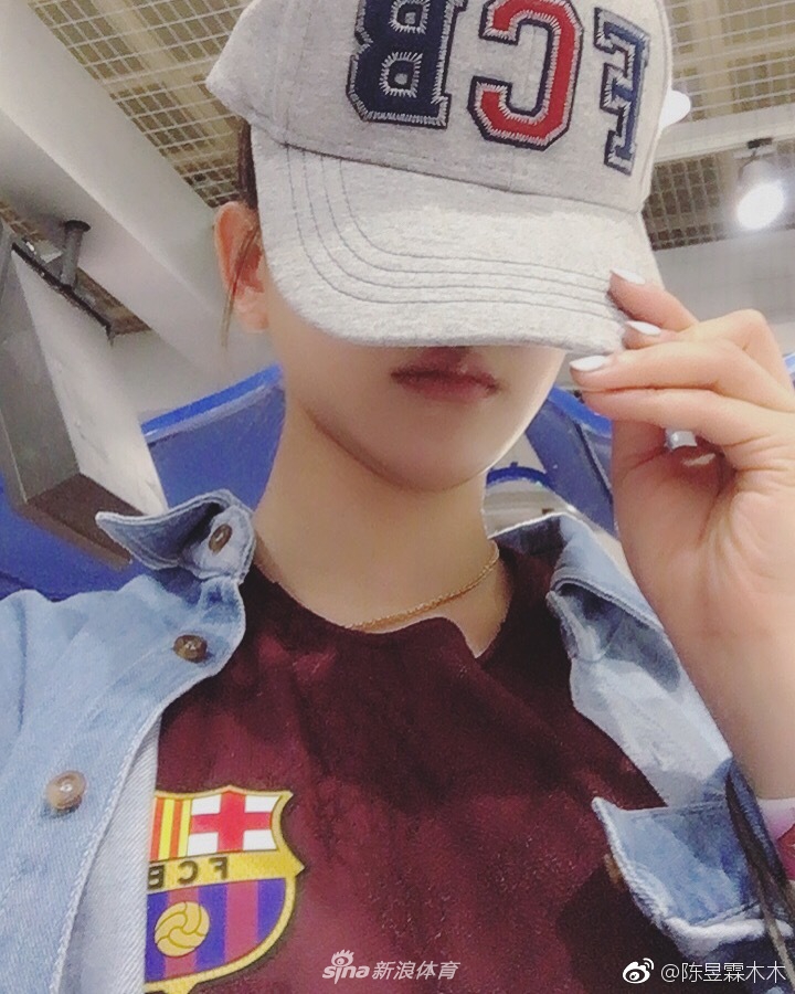 吴秀波包养门女主角Ins被扒 竟是巴萨球迷！