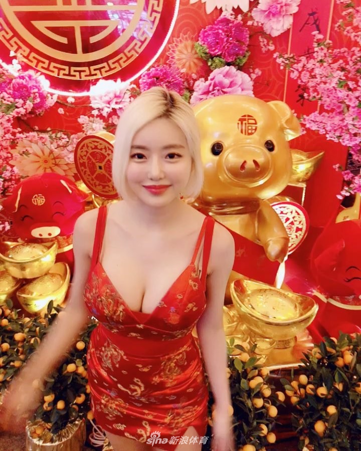 超红AJ女神送新春祝福 穿旗袍秀火辣娇躯