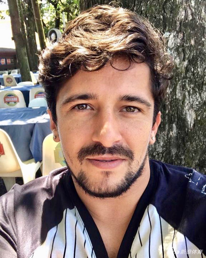 入籍球员洛国富换新造型长发飘飘