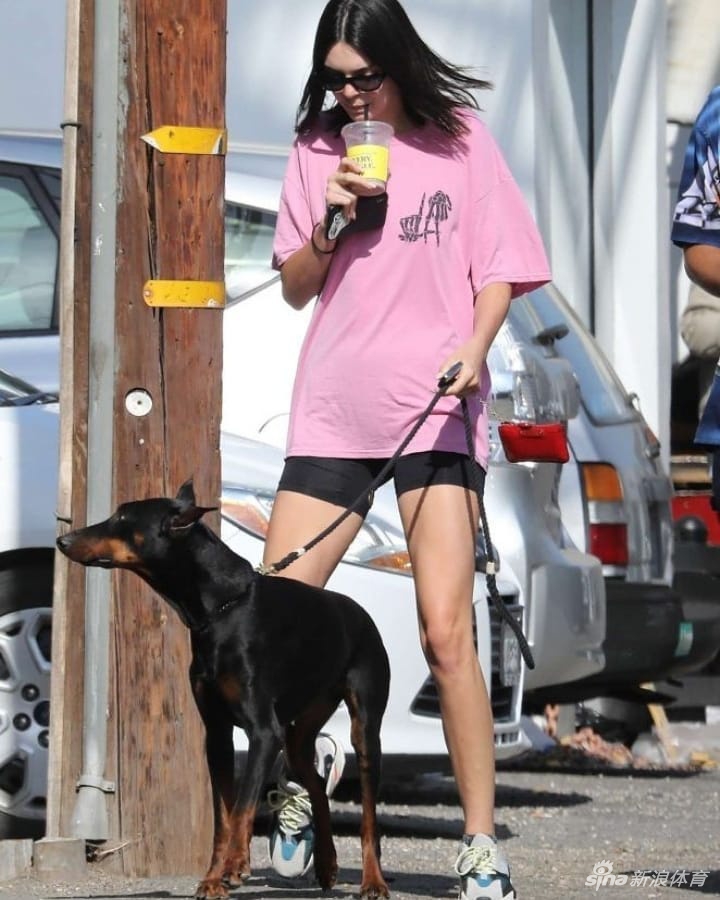 西蒙斯女友春夏穿搭：细腰翘臀长腿令人目不转睛