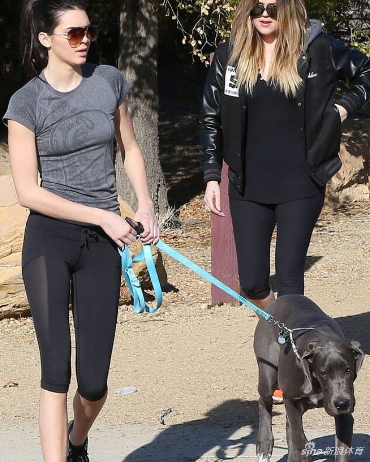 西蒙斯女友春夏穿搭：细腰翘臀长腿令人目不转睛