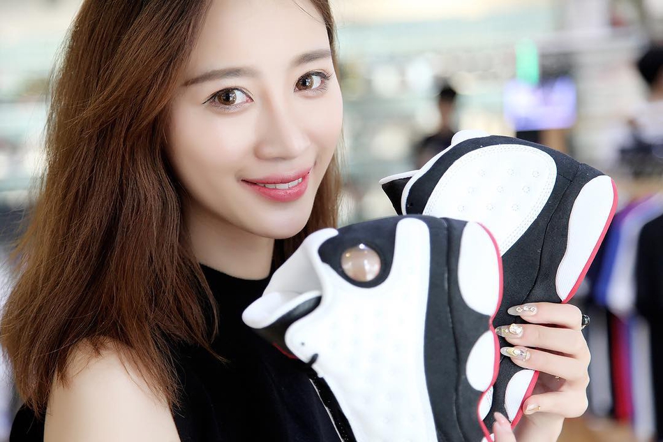 穿AJ13熊猫配色的女孩 腿美鞋更美