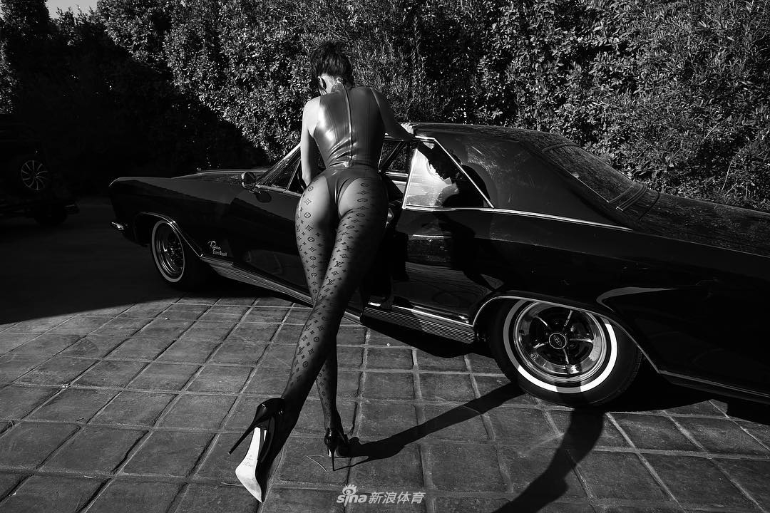 西蒙斯前女友凹复古造型 这身材打几分