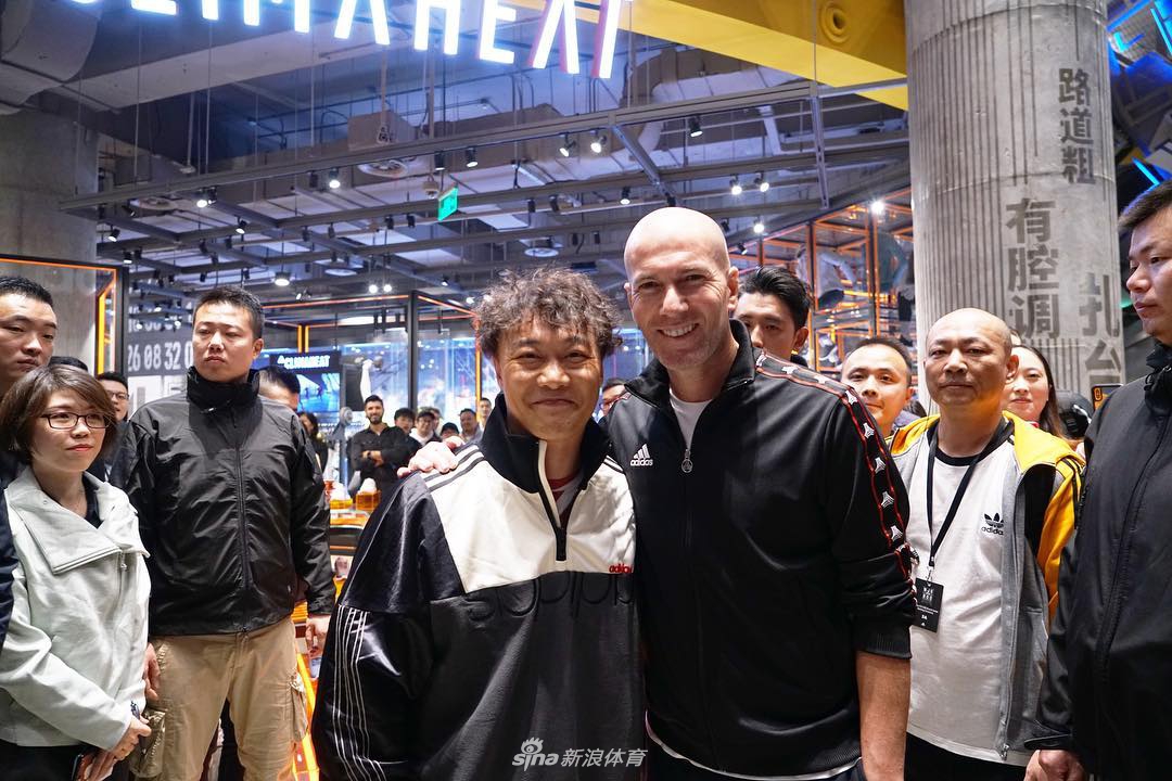 陈奕迅晒与齐达内合照开心到变形