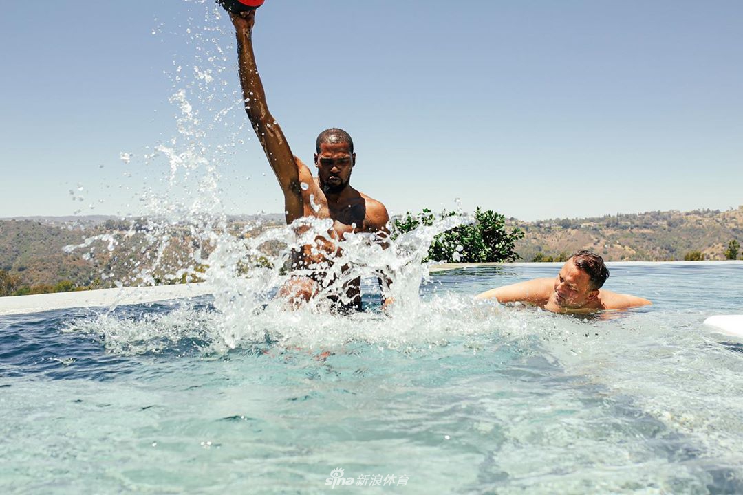 杜兰特已经开始训练！拄着拐杖穿着保护靴 泳池里练投篮