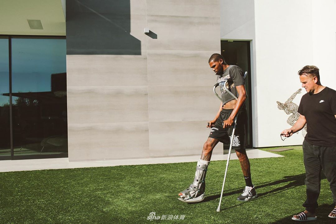 杜兰特已经开始训练！拄着拐杖穿着保护靴 泳池里练投篮
