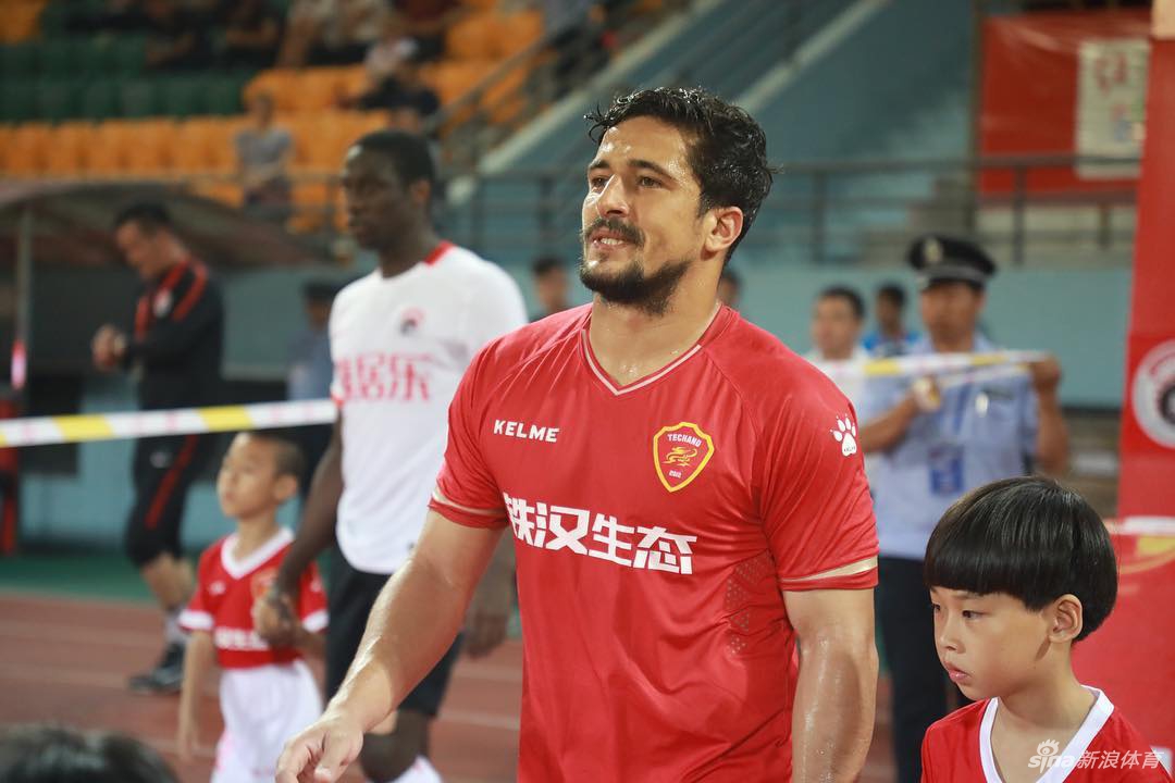 入籍球员洛国富换新造型长发飘飘