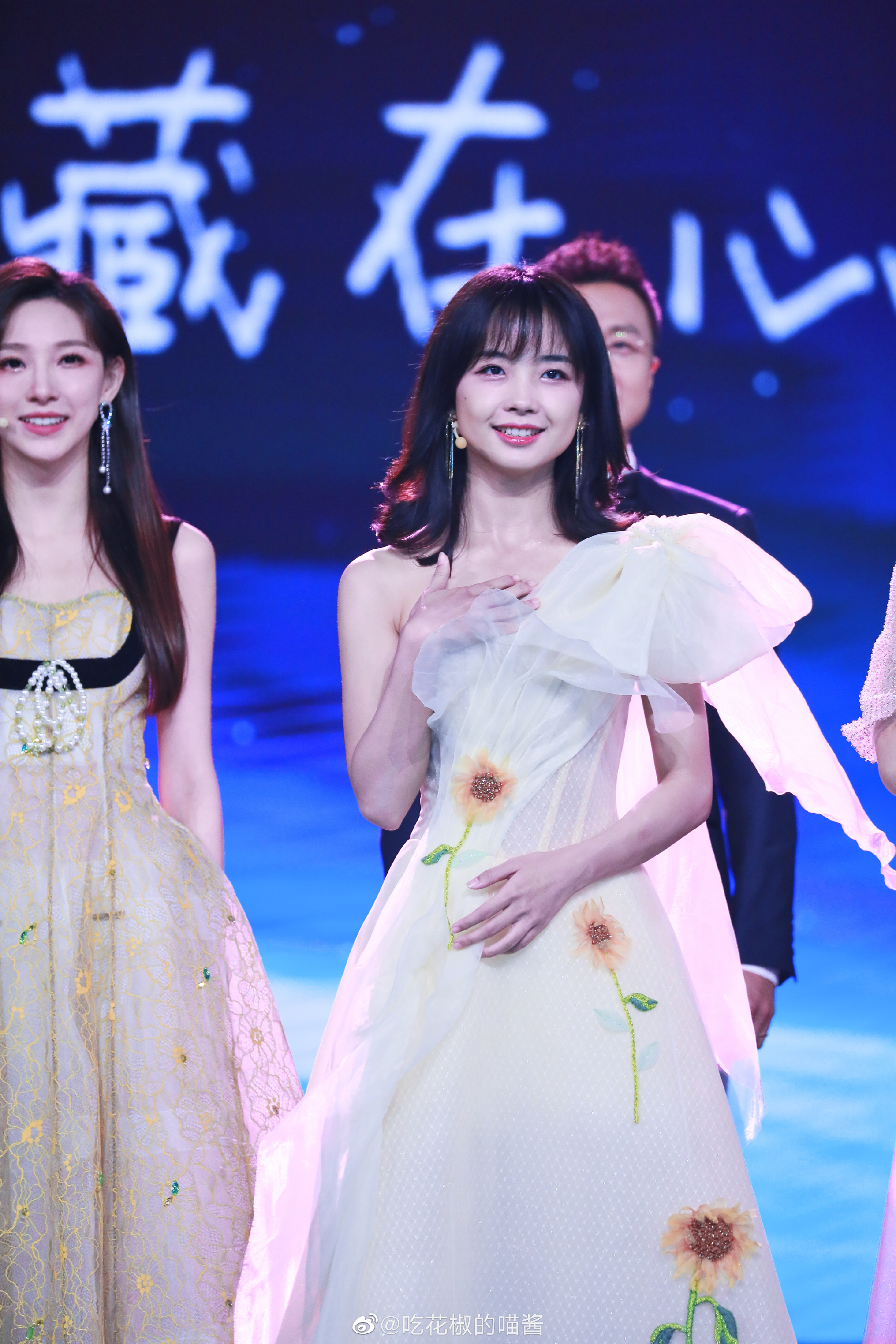 央视女主持王冰冰穿潜水服素颜出镜