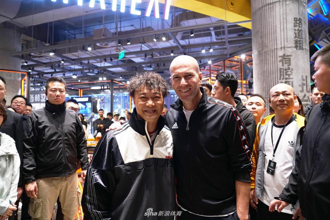 陈奕迅晒与齐达内合照开心到变形