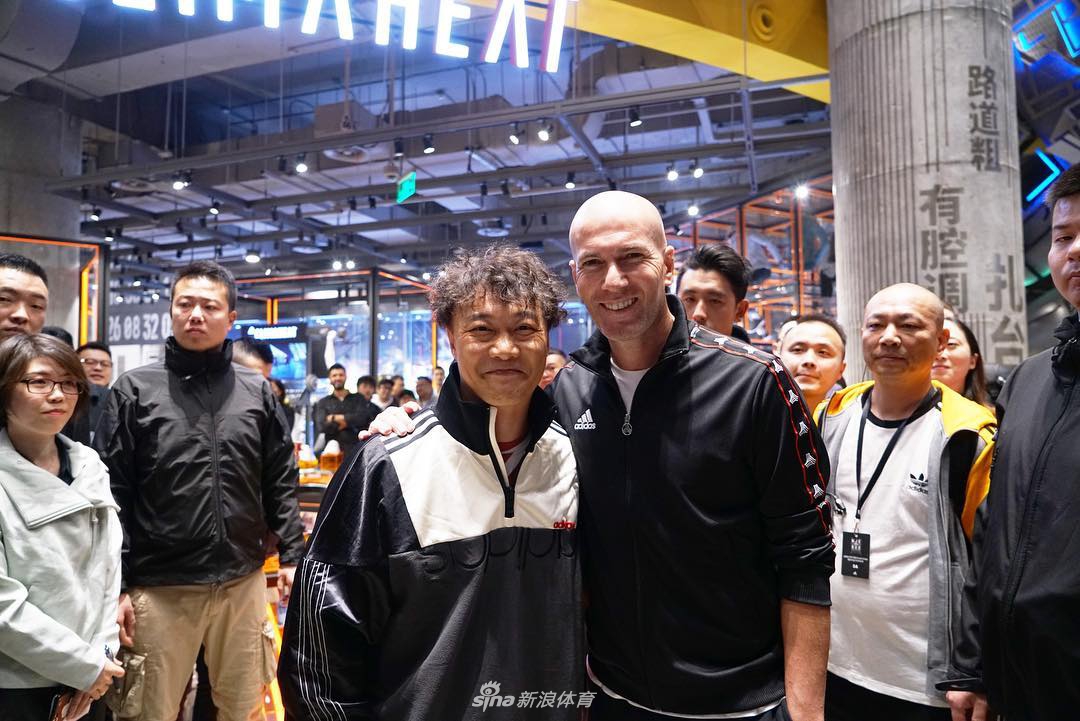 陈奕迅晒与齐达内合照开心到变形