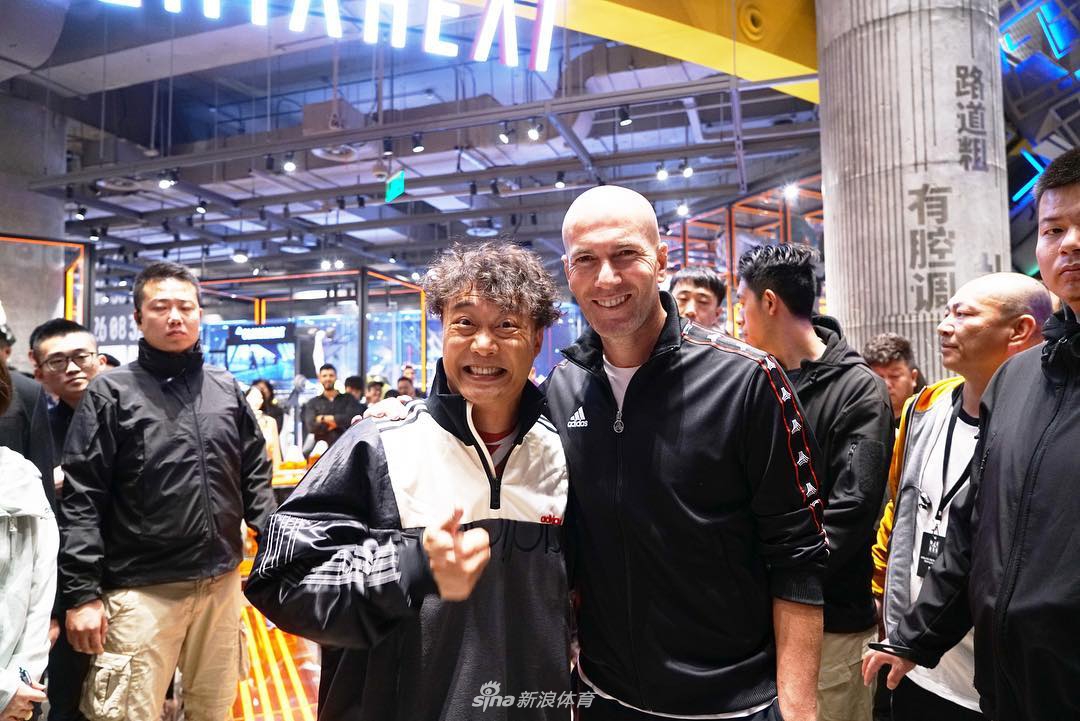 陈奕迅晒与齐达内合照开心到变形