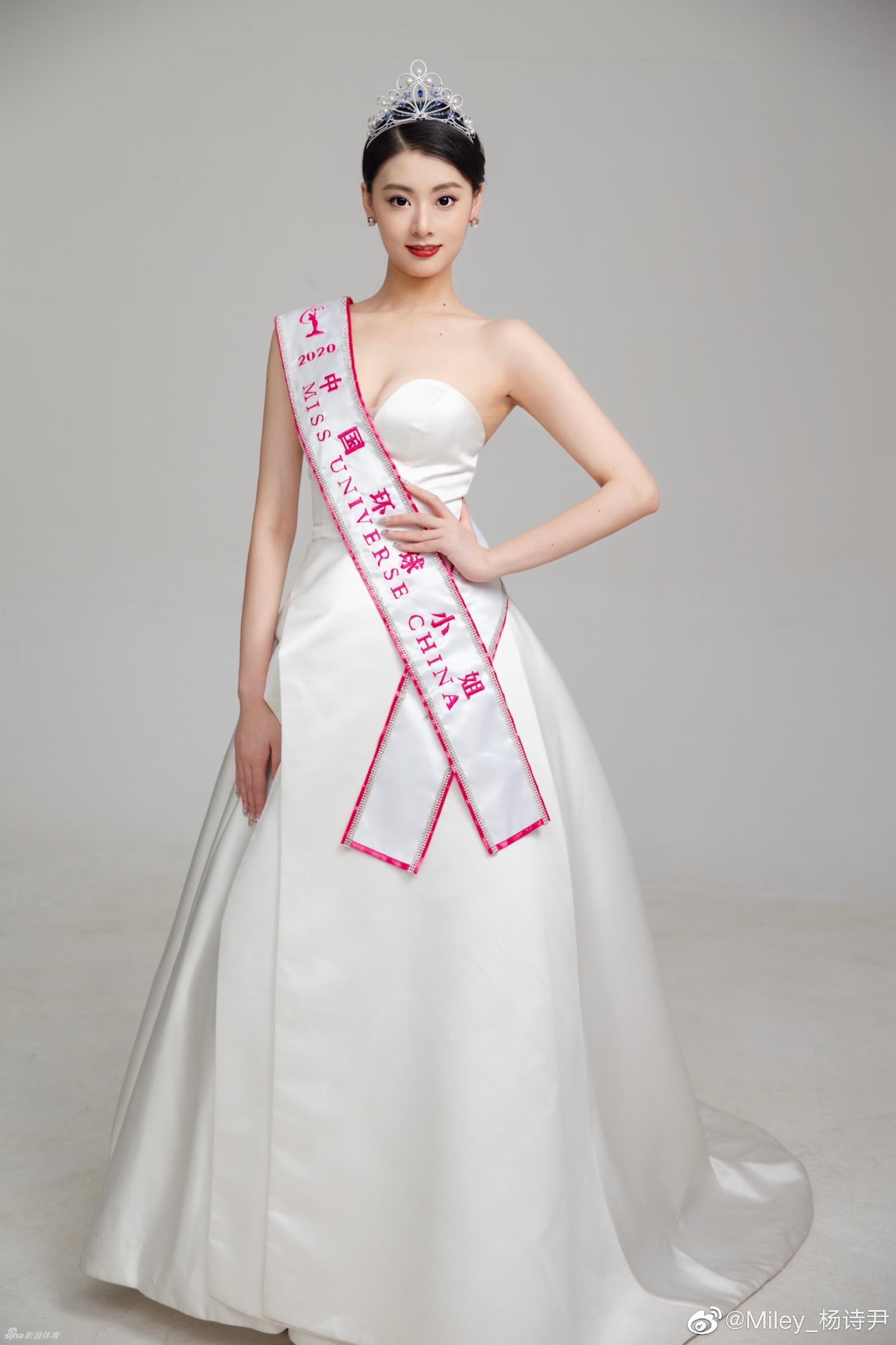 中国环球小姐冠军场边观战CBA比赛