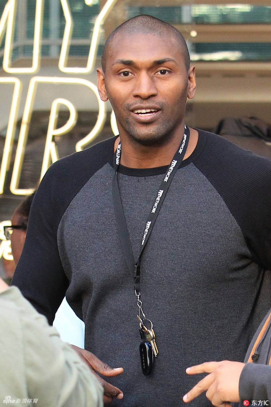 阿泰现身好莱坞街头 挂钥匙显孩子气