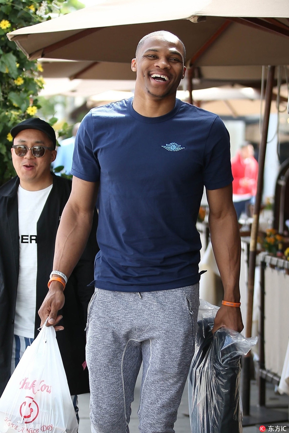 又换车了?威少嬉笑出行