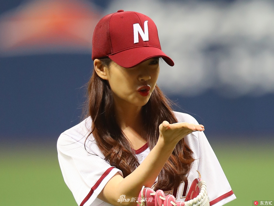韩国女星为棒球比赛开球