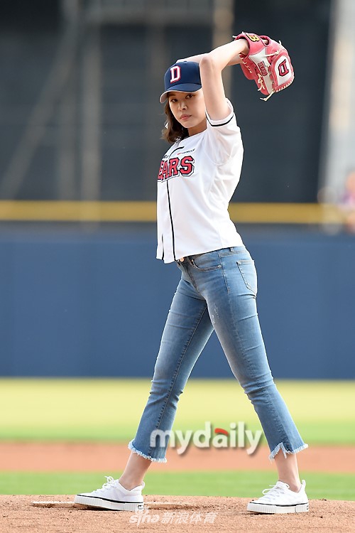 韩国女星为棒球比赛开球