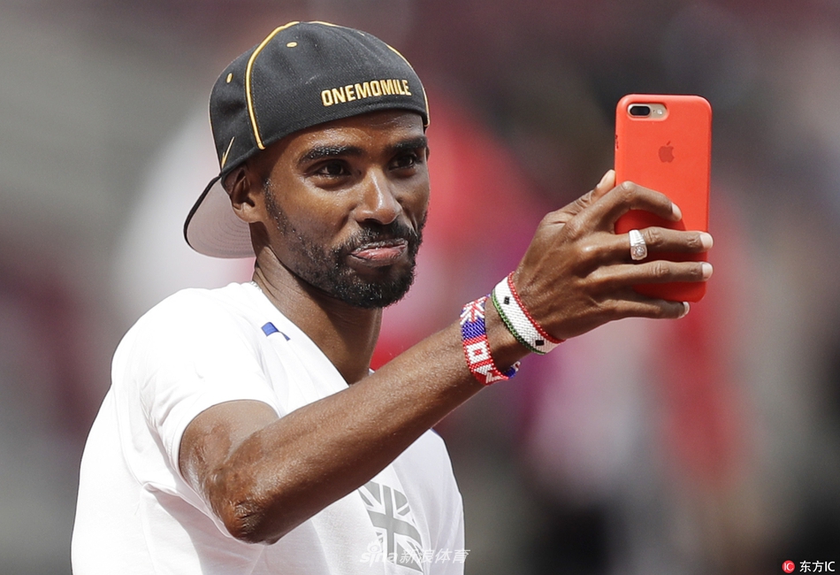 莫-法拉赫田径场搞怪自拍