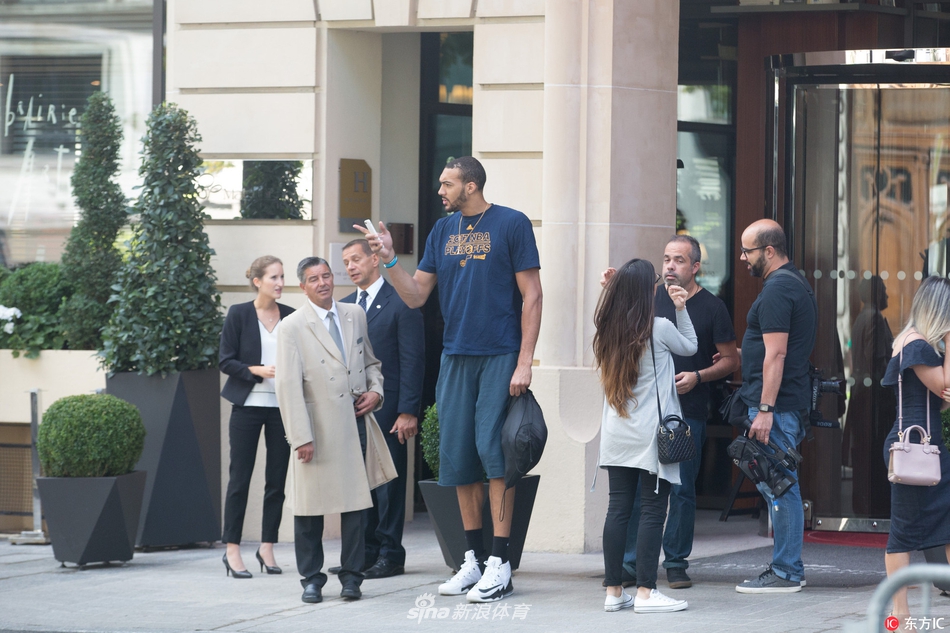 戈贝尔离开酒店身高臂长格外显眼