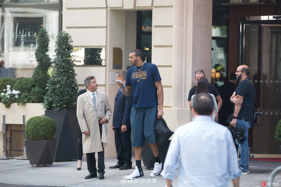 戈贝尔离开酒店身高臂长格外显眼