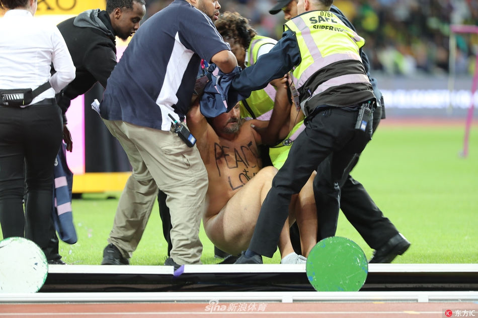 伦敦田径世锦赛裸男闯入赛道与保安狂奔