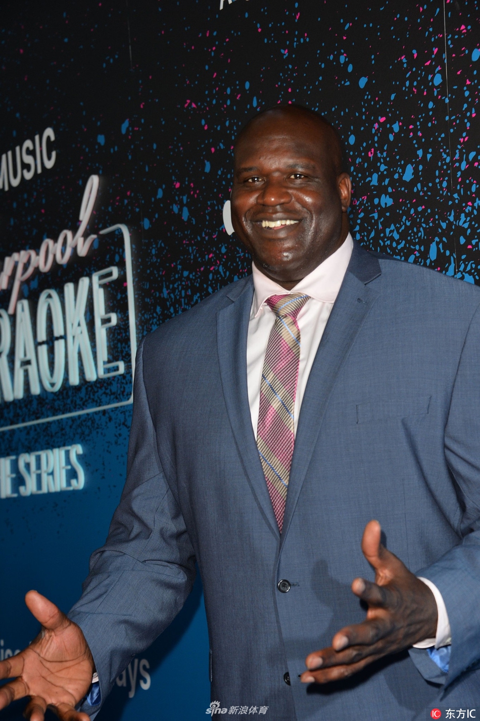 奥尼尔西装革履出席活动不忘搞怪本能