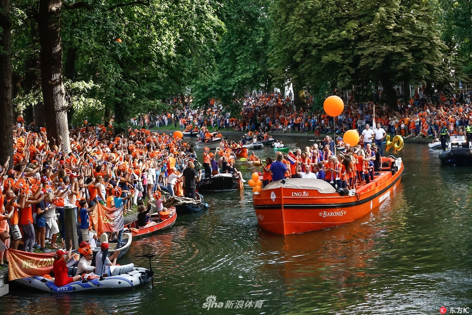 荷兰女足夺冠水上巡游乌得勒支全城狂欢