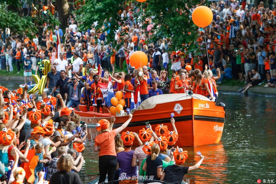 荷兰女足夺冠水上巡游乌得勒支全城狂欢