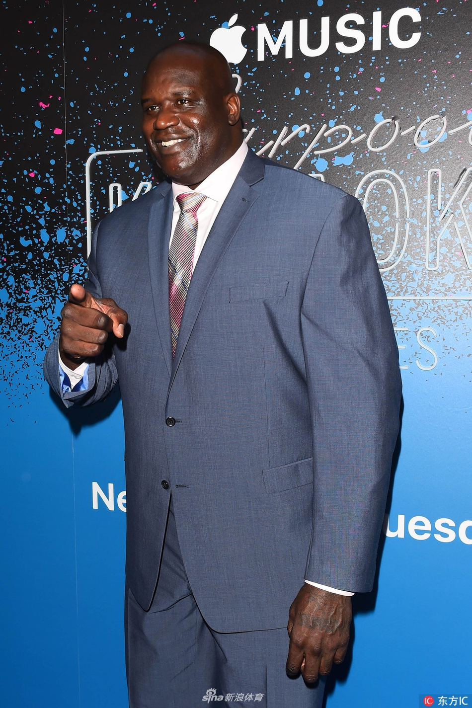 奥尼尔西装革履出席活动不忘搞怪本能