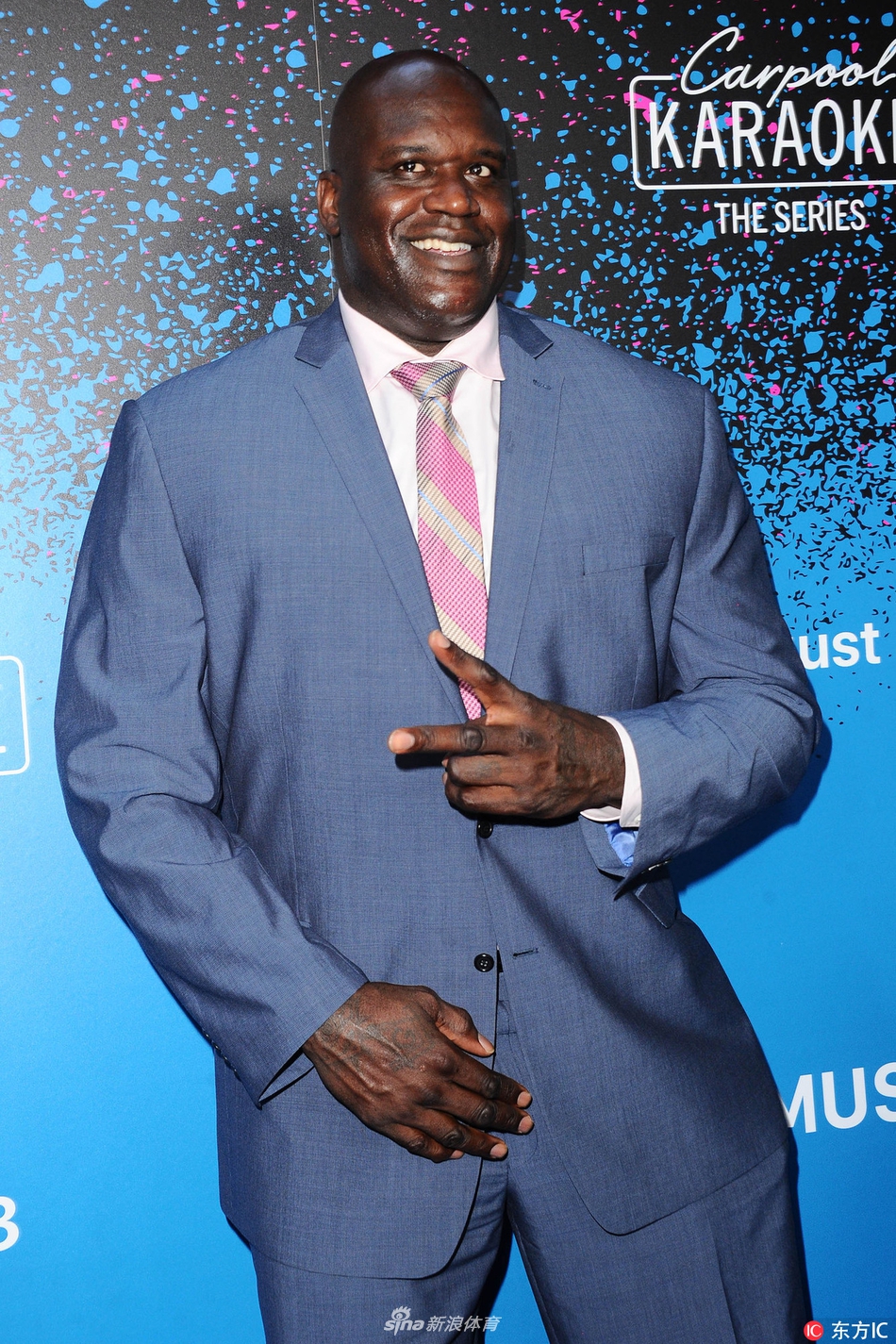 奥尼尔西装革履出席活动不忘搞怪本能