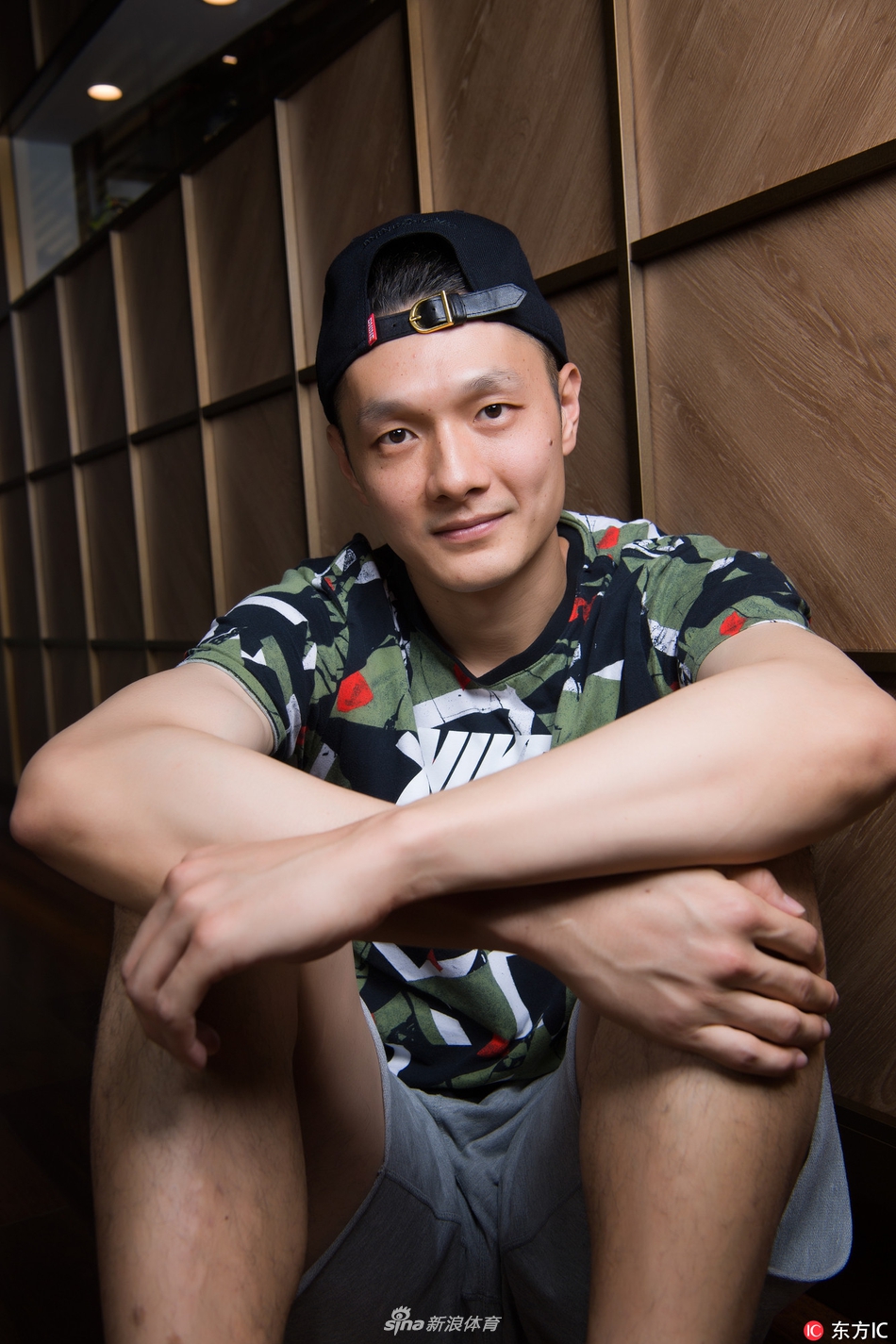 国安门将杨智时尚写真集阳光帅气不忘俏皮