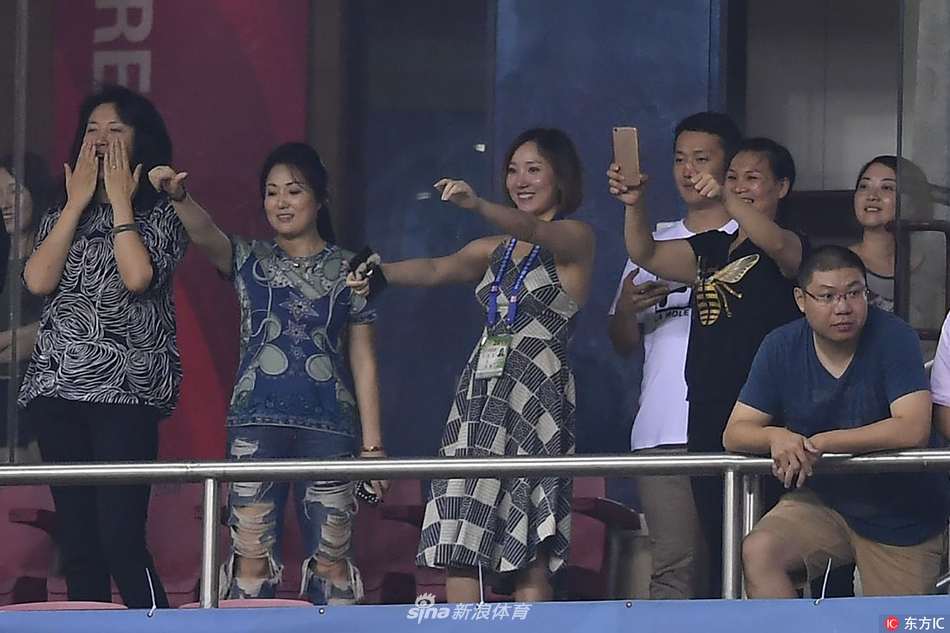 申花0-3智诚文筱婷裙装现身看台