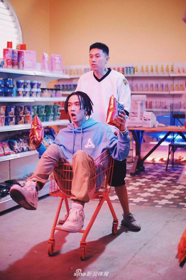 中国有嘻哈 穿球鞋的歌手才够嘻哈