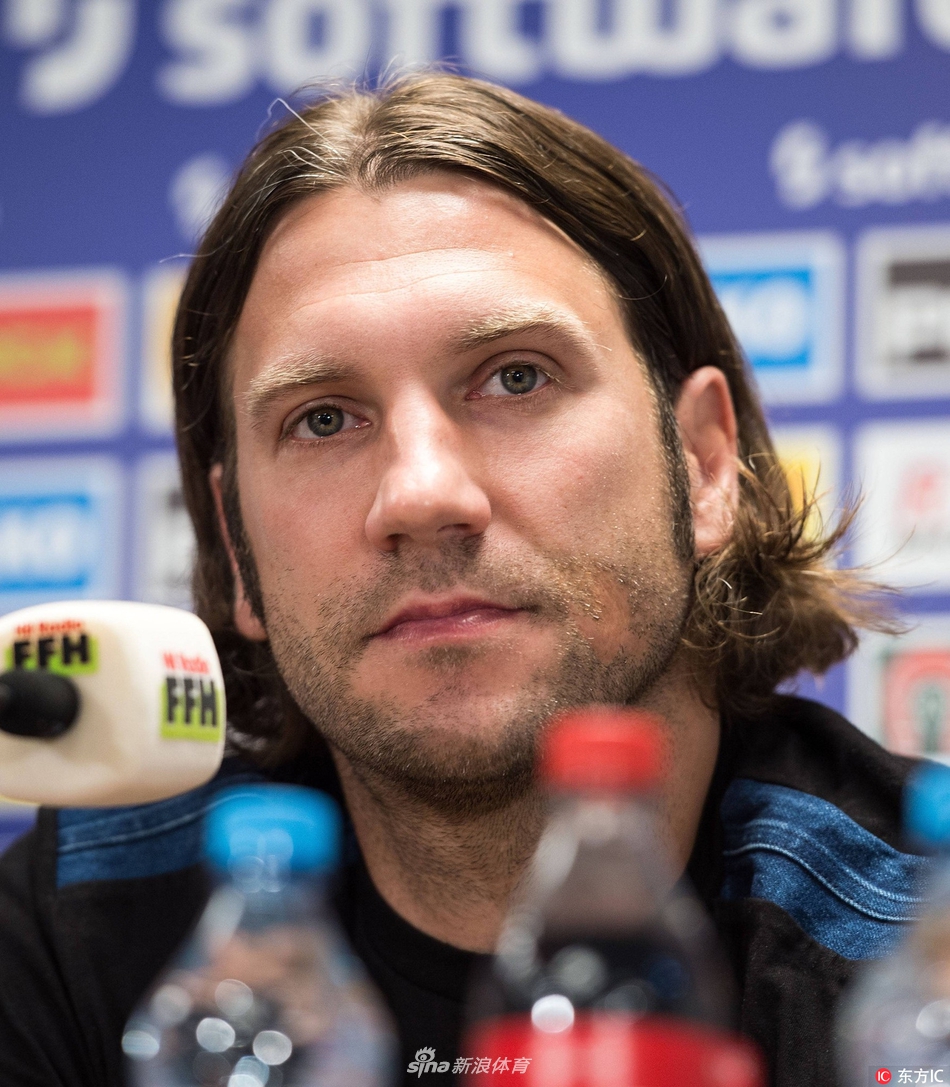 达姆施塔特主帅弗林斯出席新闻发布会