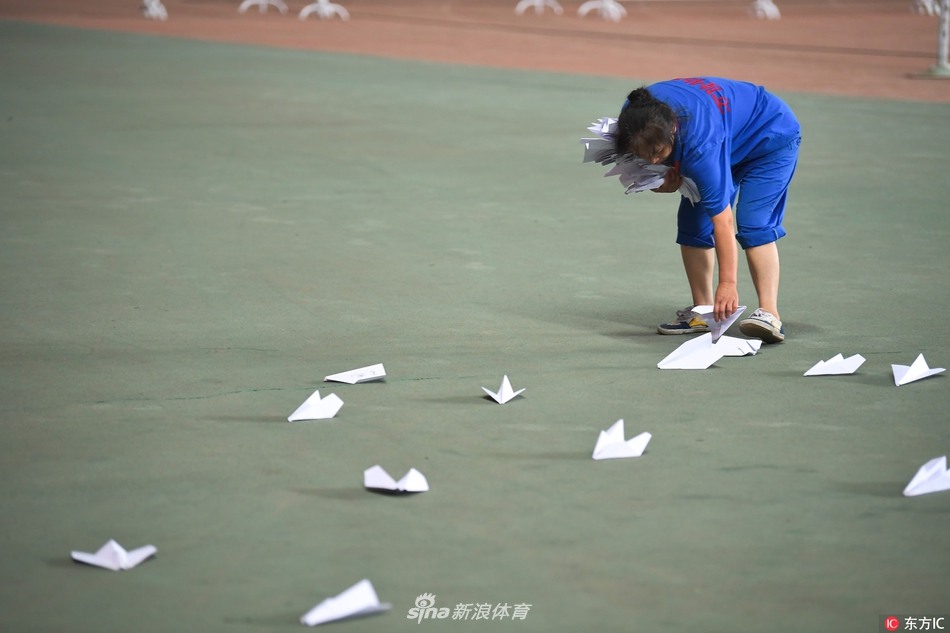 宏运0-3恒大赛后工作人员收拾满地纸飞机