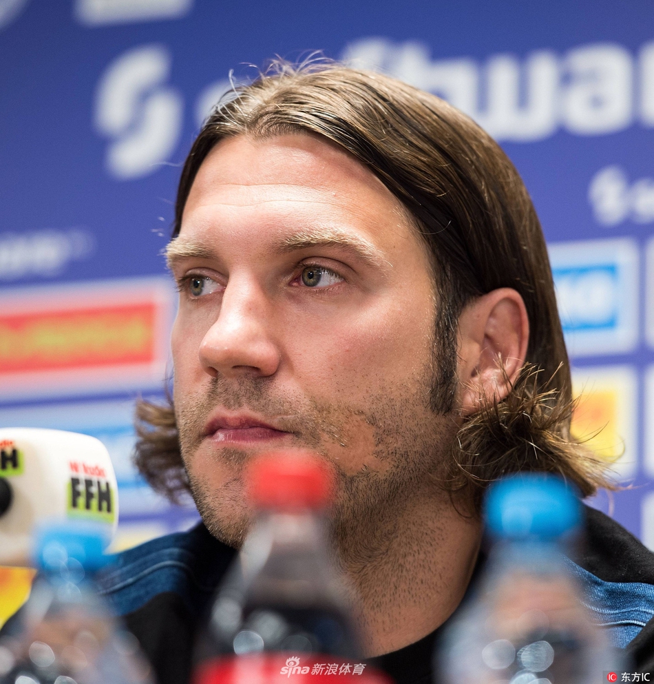 达姆施塔特主帅弗林斯出席新闻发布会