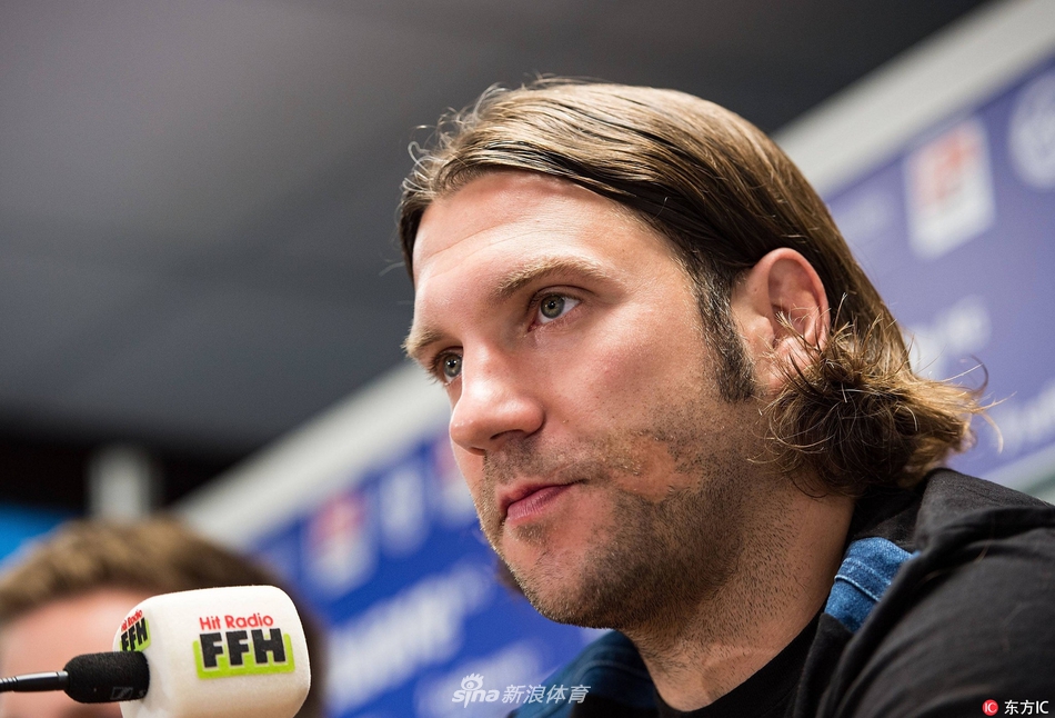 达姆施塔特主帅弗林斯出席新闻发布会
