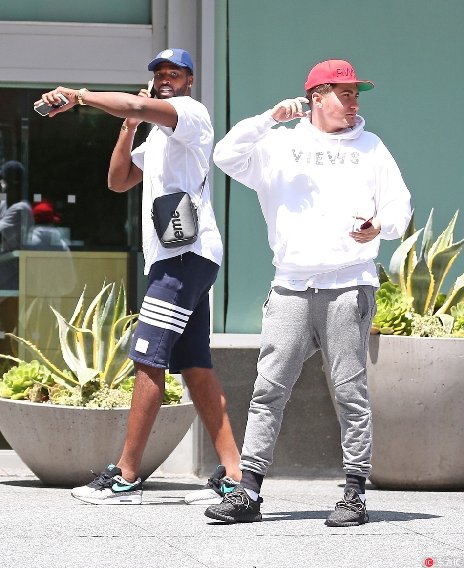 特里斯坦-汤普森现身某医学中心怒视狗仔