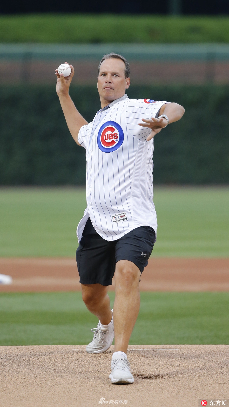 男篮主帅克里斯-柯林斯为棒球赛开球