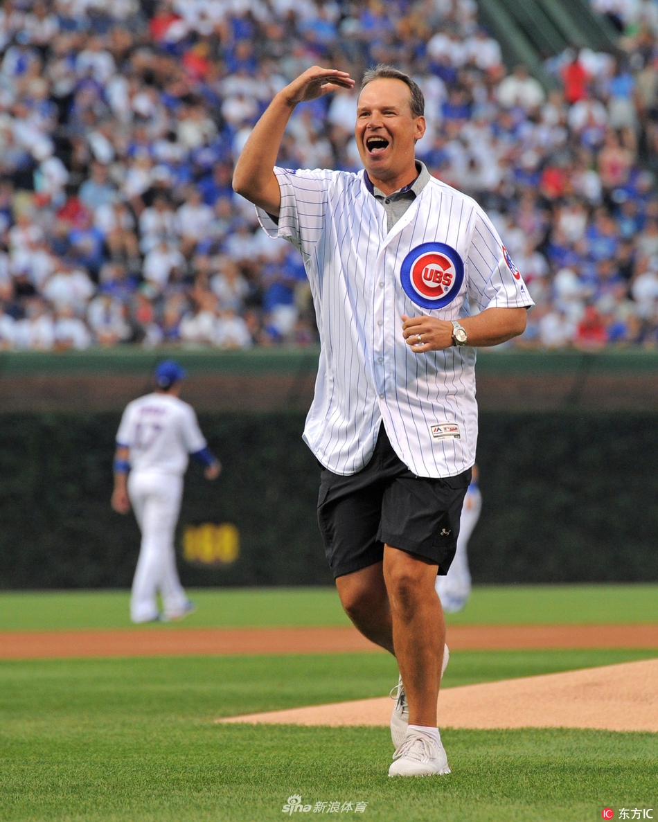 男篮主帅克里斯-柯林斯为棒球赛开球