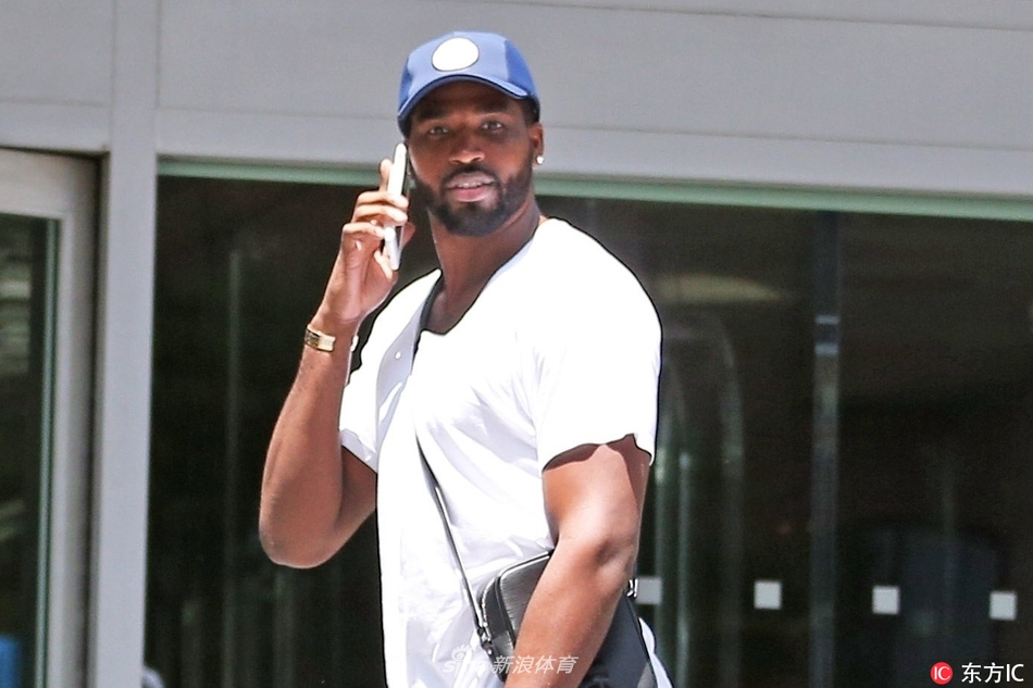 特里斯坦-汤普森现身某医学中心怒视狗仔