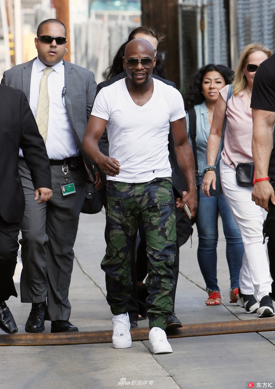 小梅威瑟现身录制吉米-凯莫秀排场十足