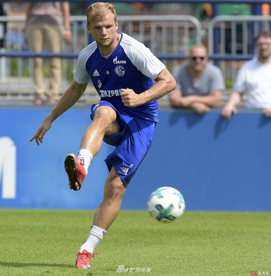 沙尔克04备战新赛季德甲迈尔带伤训练