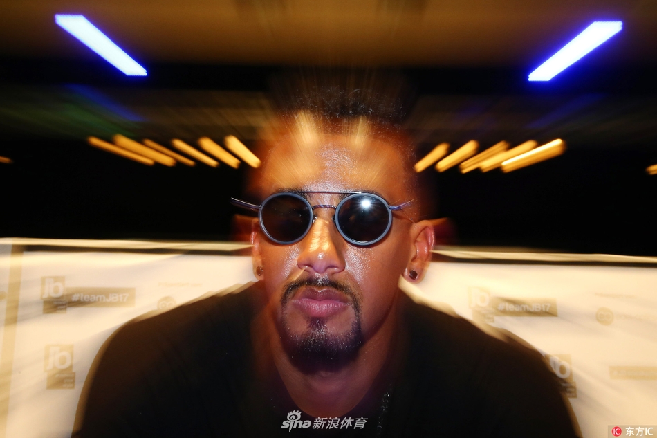 博阿滕眼镜店开业一周年纪念潮男铁卫喜笑颜开