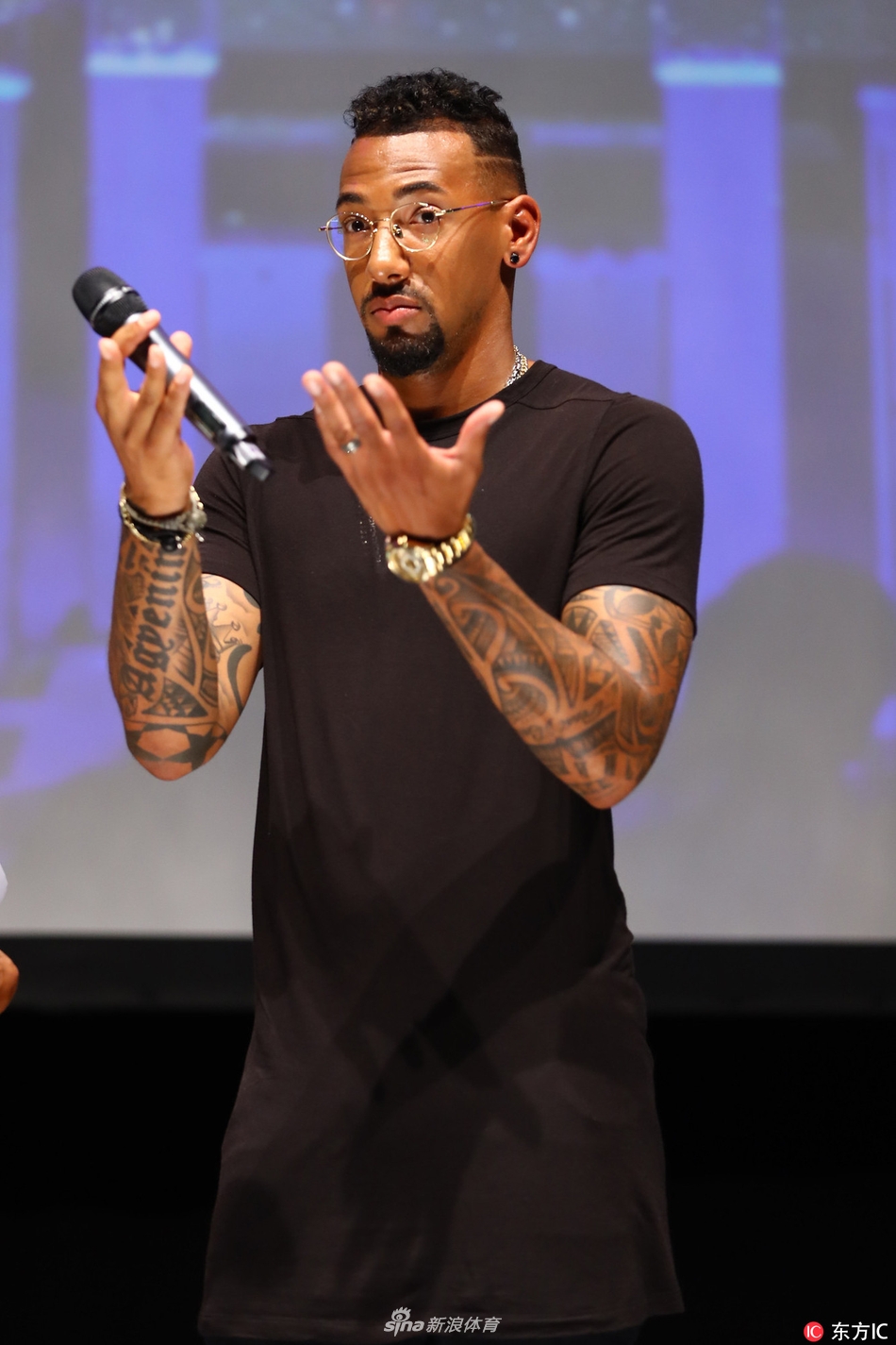 博阿滕眼镜店开业一周年纪念潮男铁卫喜笑颜开