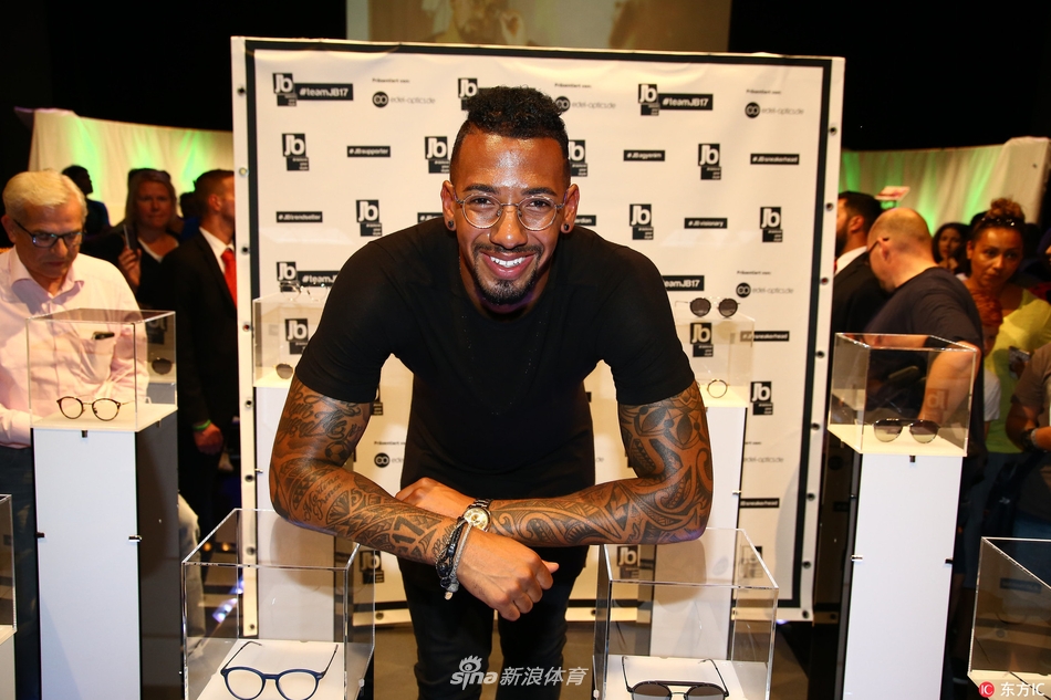 博阿滕眼镜店开业一周年纪念潮男铁卫喜笑颜开