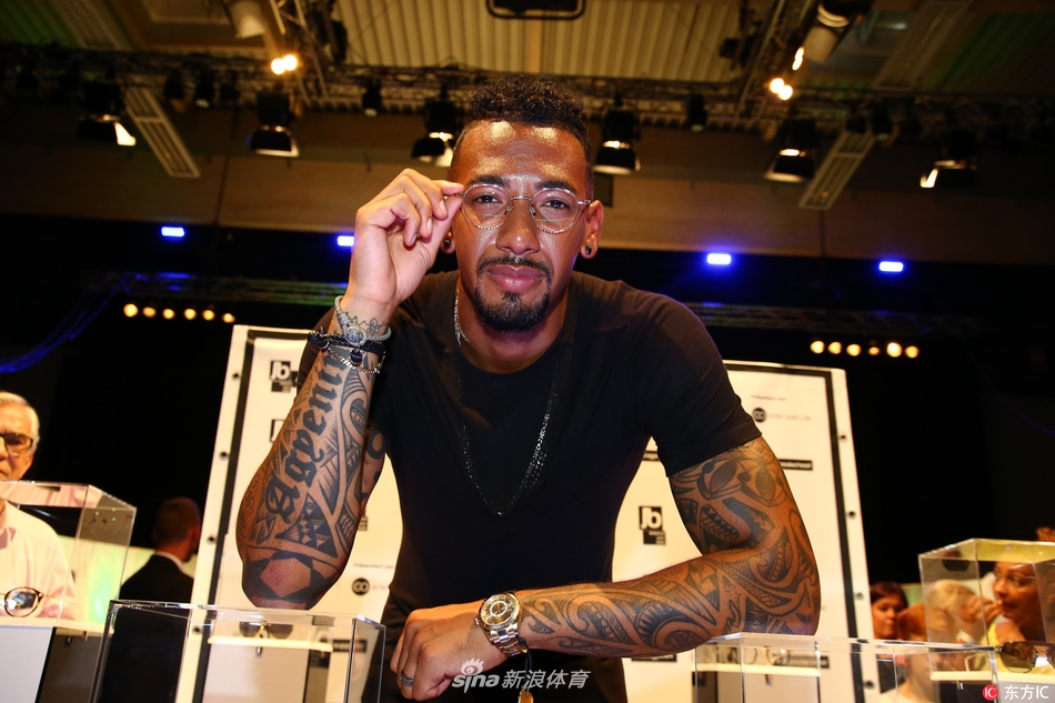 博阿滕眼镜店开业一周年纪念潮男铁卫喜笑颜开