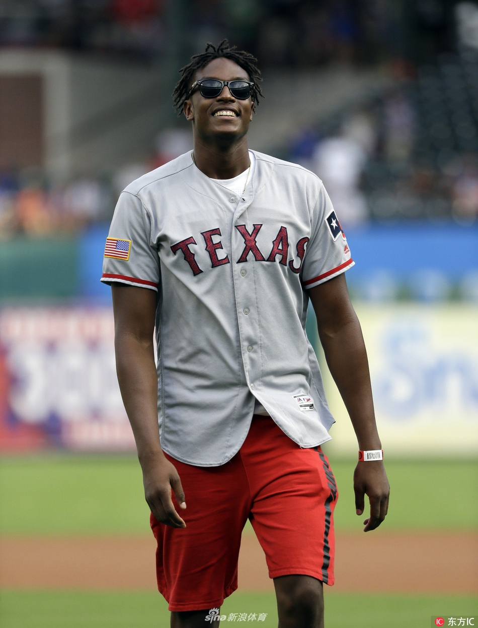 迈尔斯-特纳为mlb开球墨镜遮面耍酷