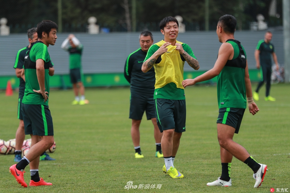 国安公开训练张稀哲轻松备战面露笑容